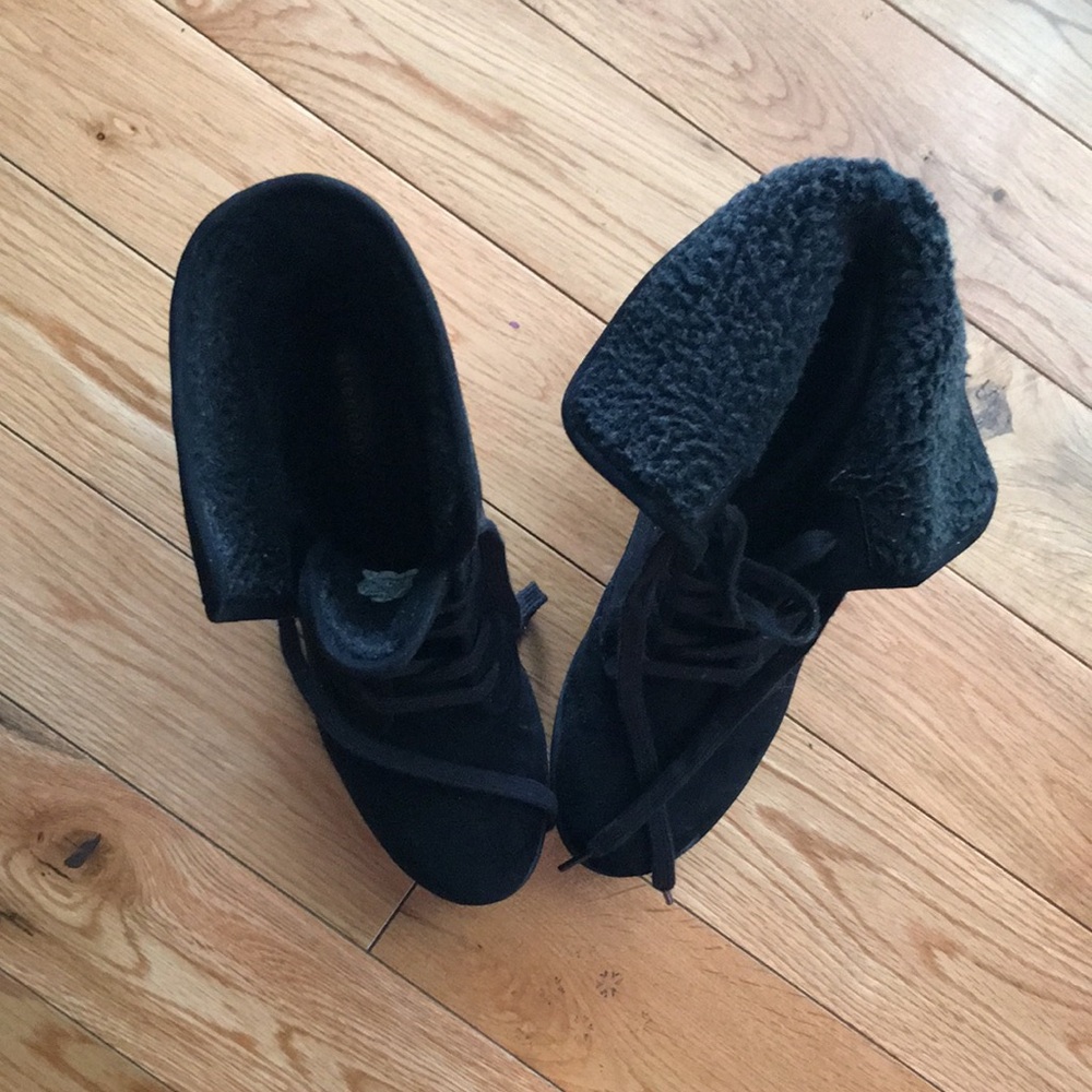 Black snow boats with memory foam
